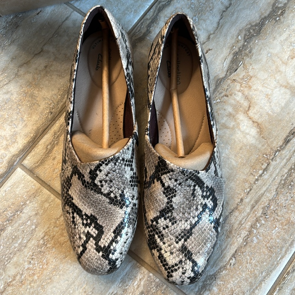 NWT Clarks Sz 9 Taupe Snake Slip Ons - Picture 2 of 5
